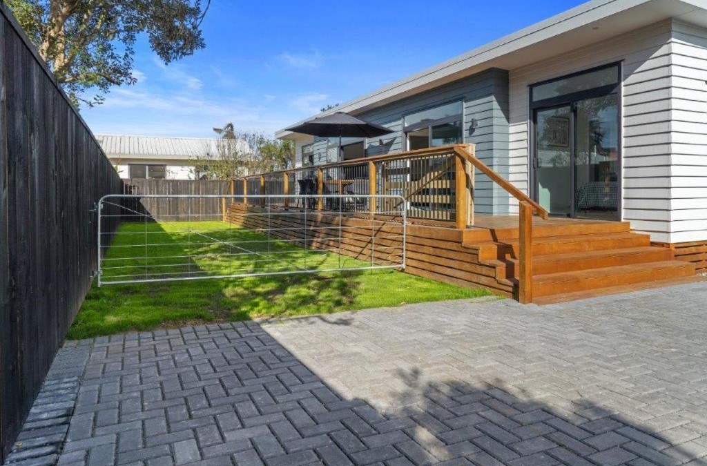 Waihi Beach House | Recline on Leo
