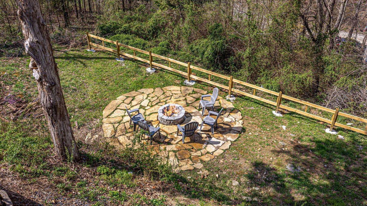 Sevierville Cottage | Recreational Playing One On One