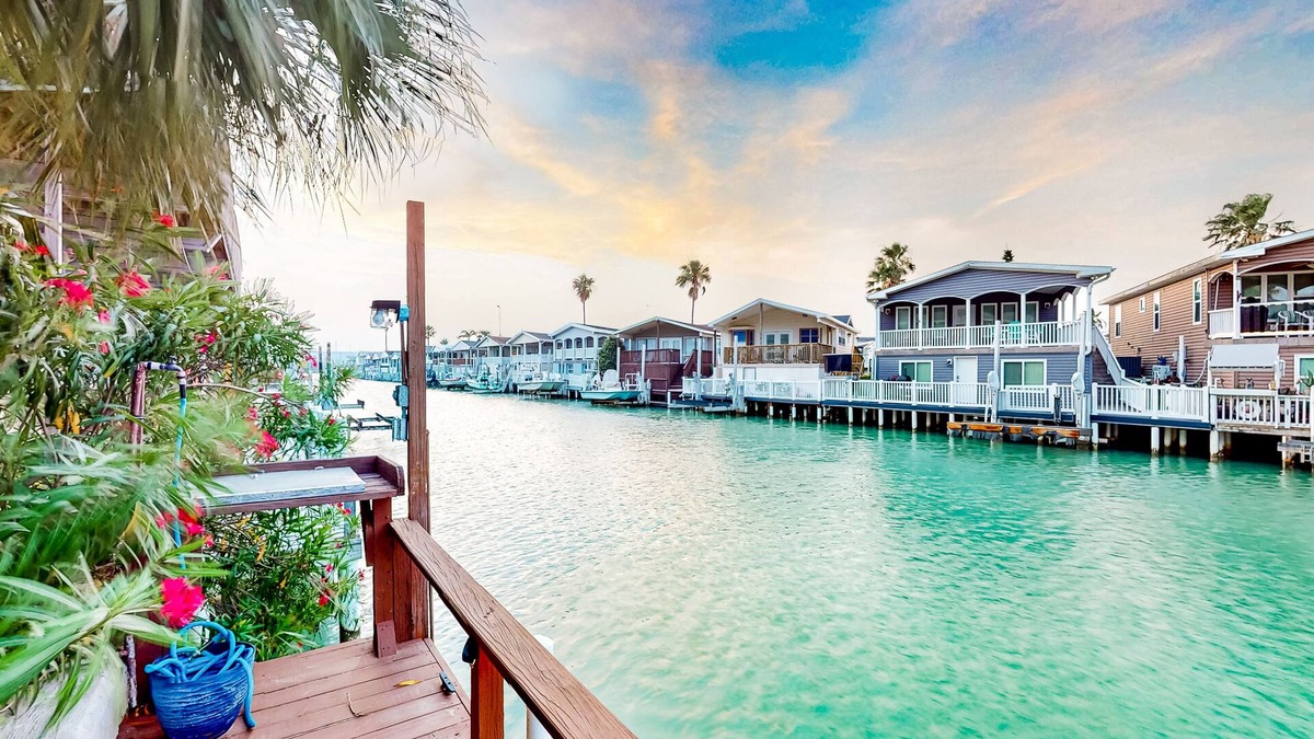 Port Isabel Cottage | Recreational Waterfront island home with a grill & W/D - pool, golf, and gym