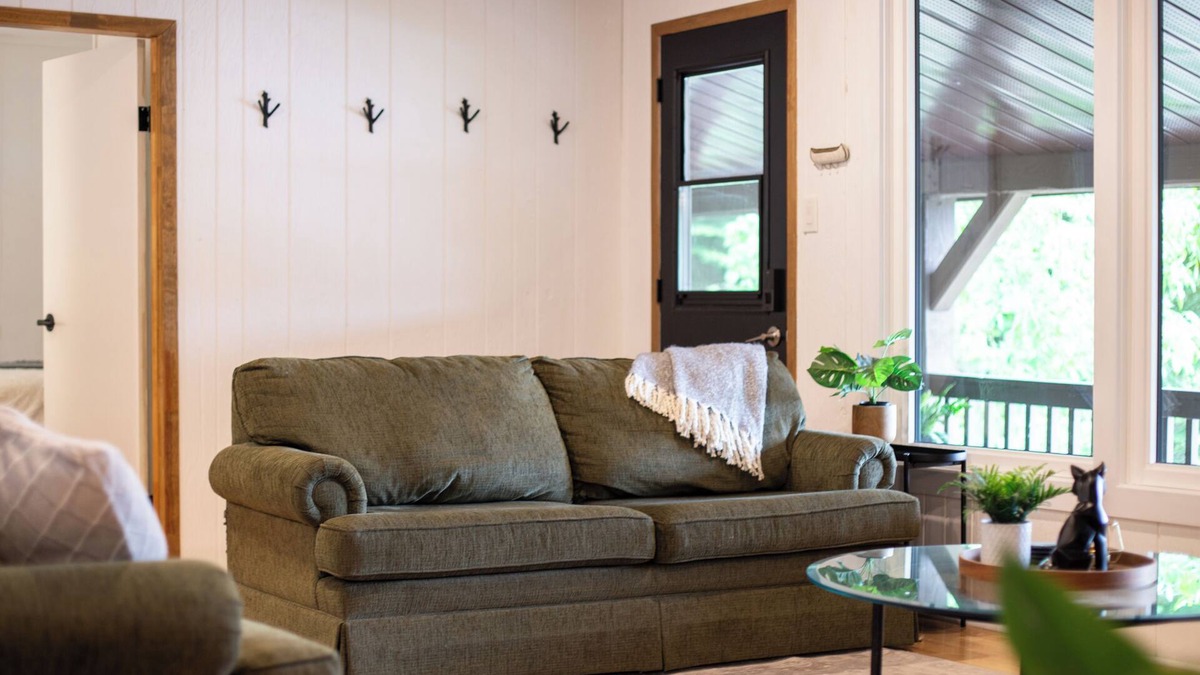 Dysart et al Cottage | Red Berry Lodge - Waterfront & Pet Friendly!