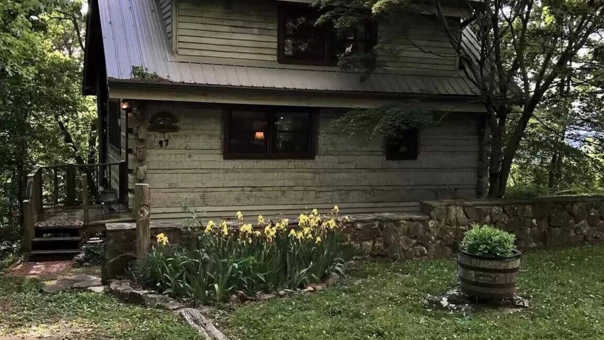 Mentone Cabin | Red Bird Roost - Cozy log cabin on the Brow steps to downtown and Brow Park