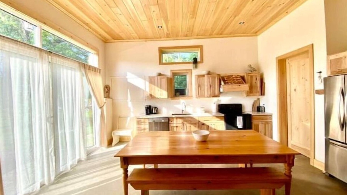 Britt Cabin | Red cabin on the river, w/a 3 story “bunkbed room”