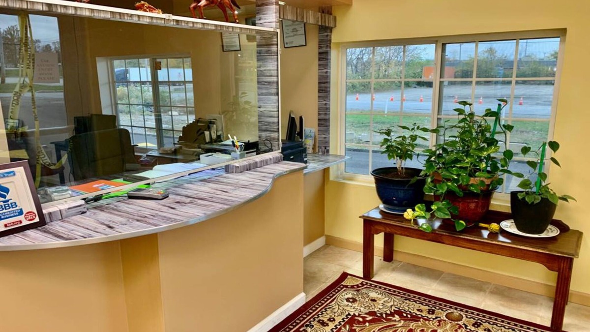 Lima Hotel | Red Carpet Inn & Suites Lima