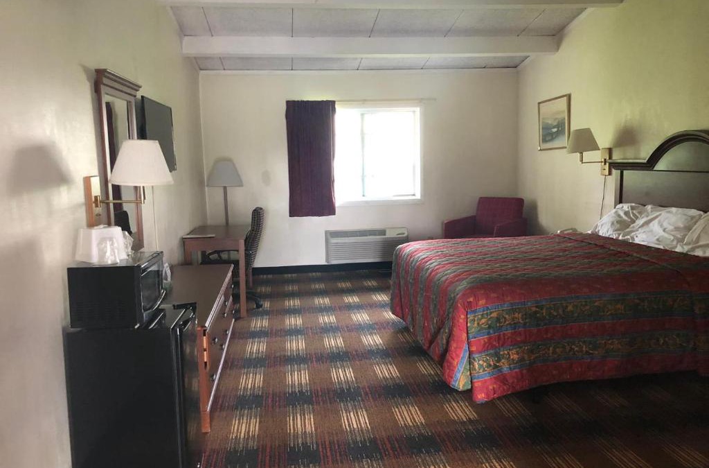 North Syracuse Hotel | Red Carpet Inn Syracuse Airport