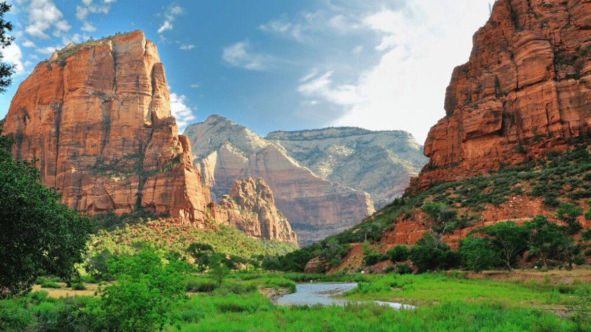 Sienna Hills House | Red Cliffs Getaway: EV Charger, Community Pool + Hot Tub