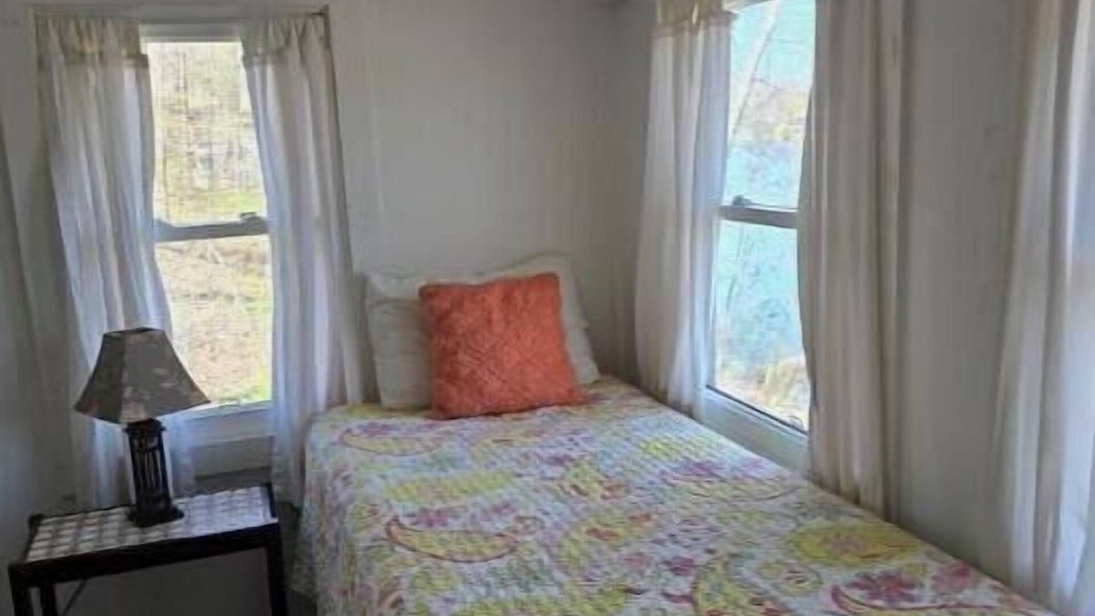 Syracuse Cabin | Red Cottage - Papakeechie - Secluded - Swim - Bonfires - Fish - Relax
