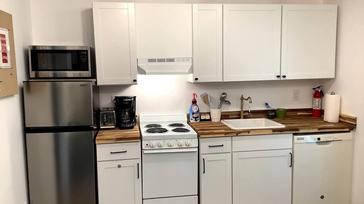 West End Apartment | Red Door Retreat:Low Pet Fee Tiny Home Near Dwntwn