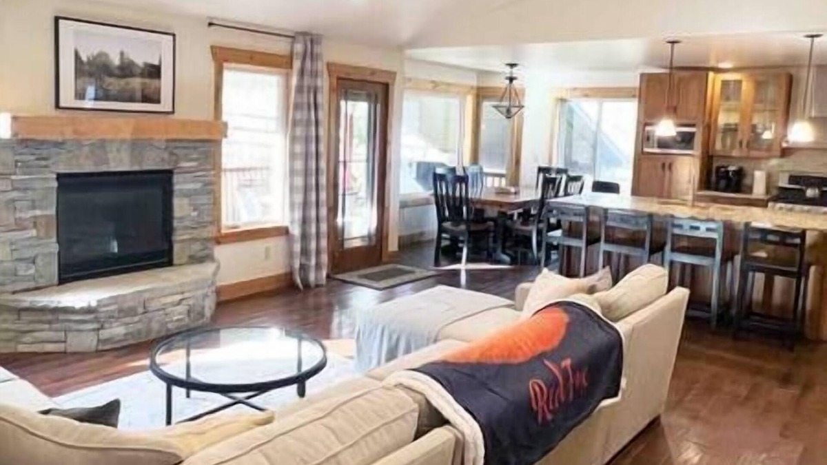 Lava Hot Springs House | Red Fox Retreat (Comfortably Sleeps Up To 22!)