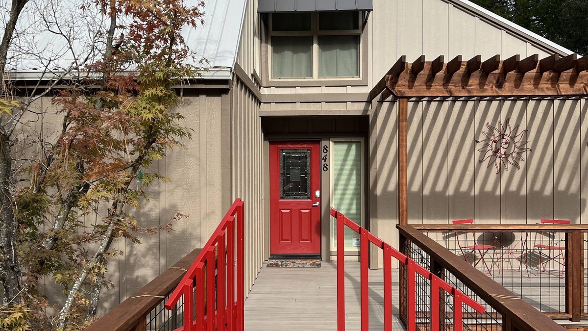 Murphys Cottage | Red Gate Retreat - Nestled In Nature, Walk To Main Street!