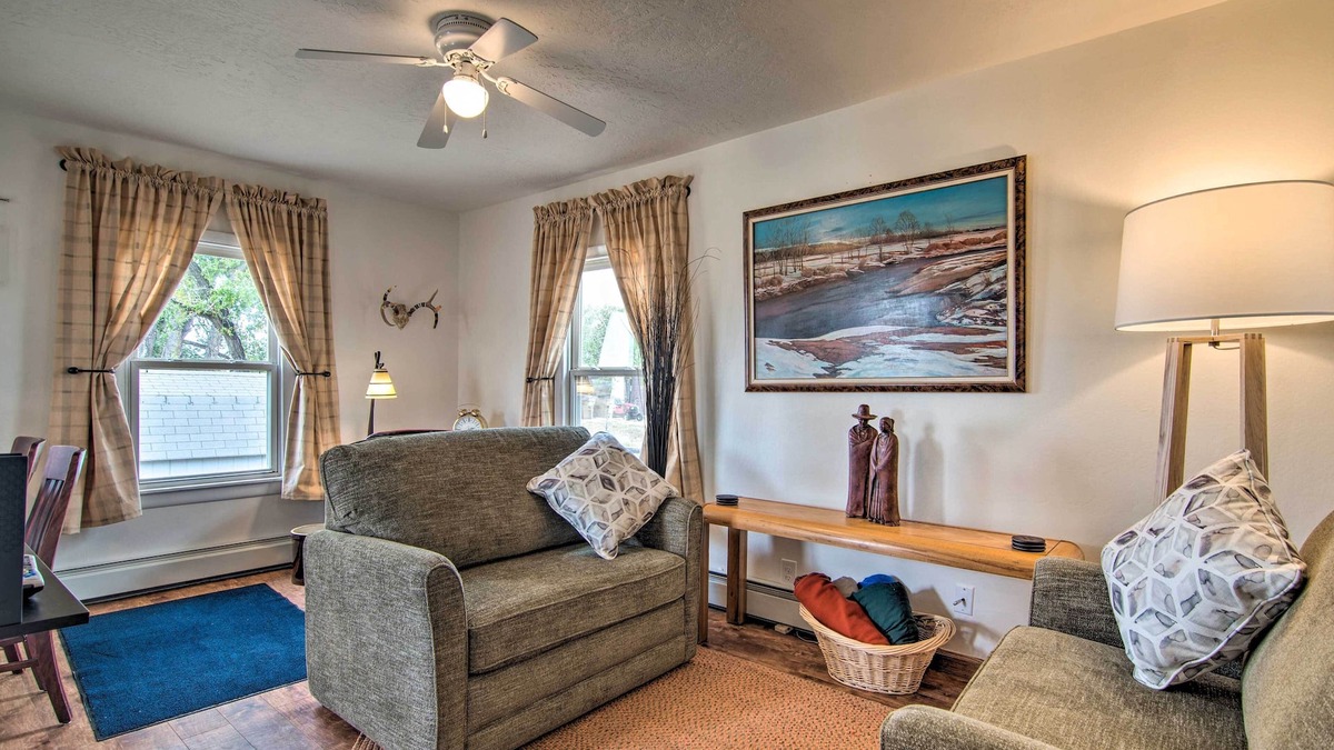 Laramie House | Red Gates Cottage 3 Miles to University!