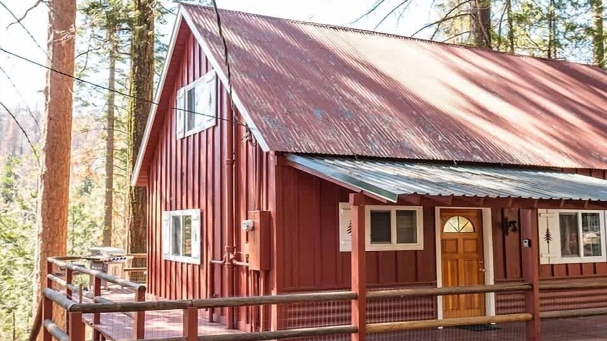 West Village House | Red House | Minutes to Shaver Lake!