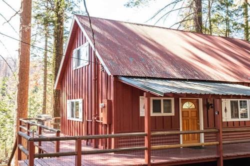 West Village House | Red House - Minutes to Shaver Lake