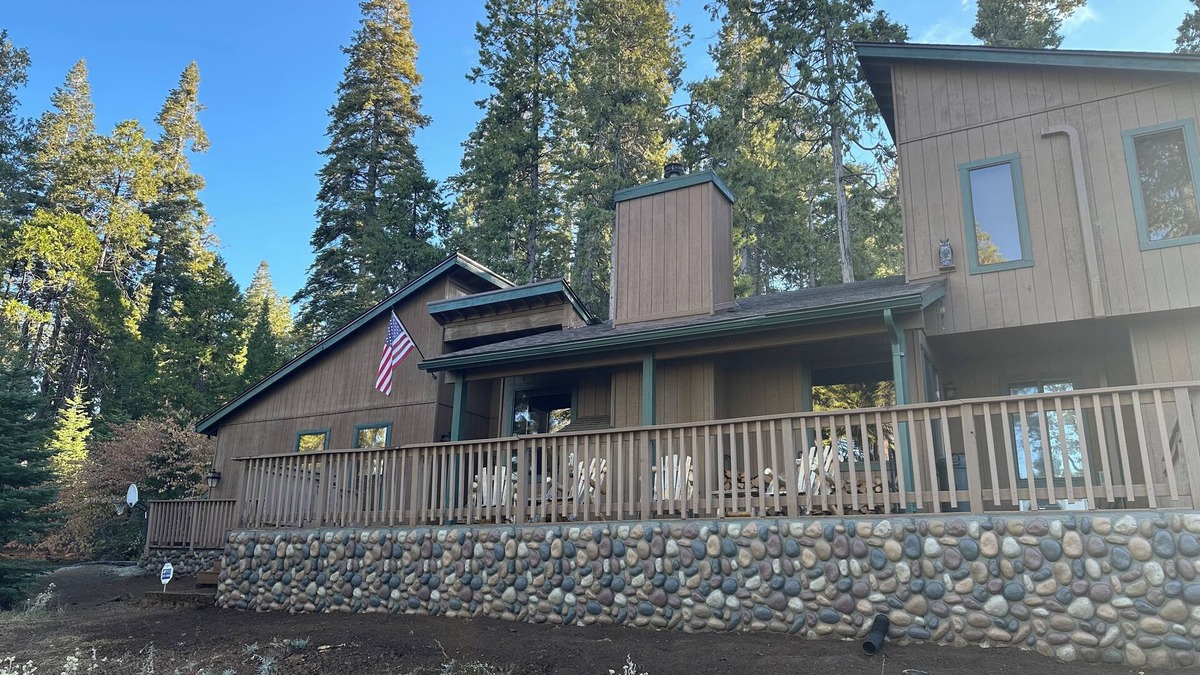 Shaver Lake Cabin | Red Leaf Lodge- Mountain Retreat 5 Star!nCentral AC, Heating, Game room, Jacuzzi