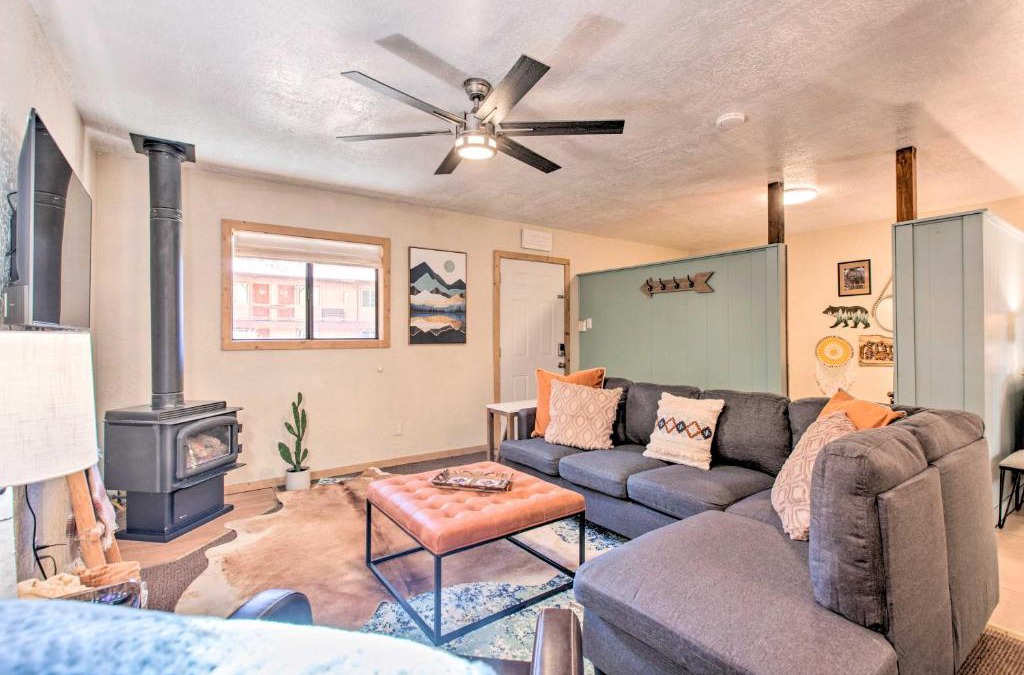Red River House | Red River Retreat Walk to Lifts, Mtn Views!