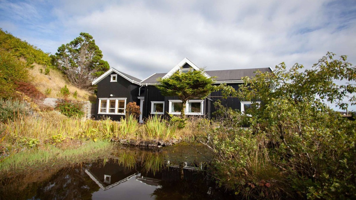 Torshavn House | Red Robin - 4 bedroom house next to Svartifoss Waterfall