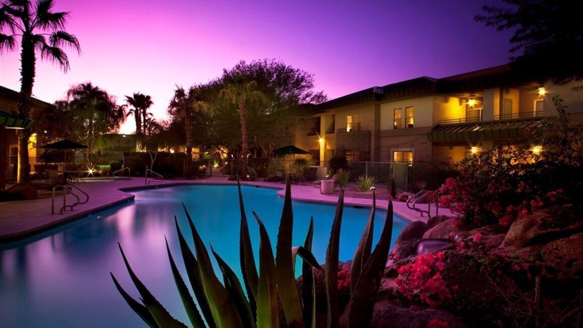South Scottsdale Resort | Red rocks, mountain preserves and golf courses!