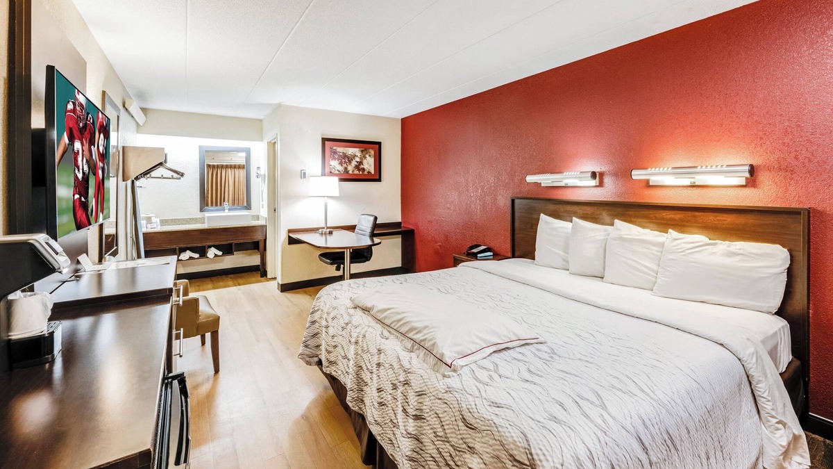 Jefferson Manor Hotel | Red Roof Inn PLUS+ Washington DC - Alexandria