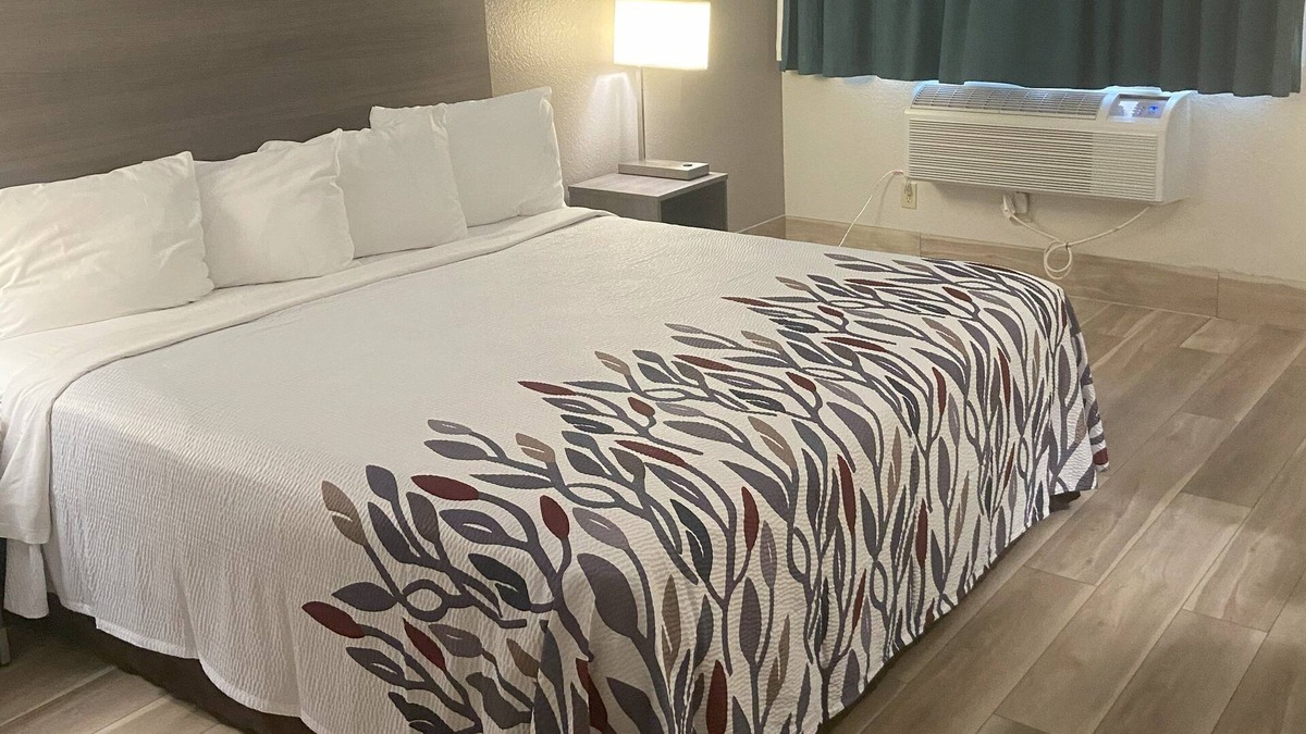 West Glens Falls Hotel | Red Roof Inn Queensbury