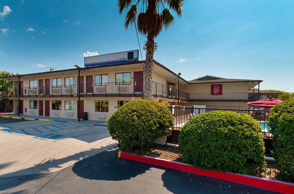 Arena District Hotel | Red Roof Inn San Antonio E - Frost Bank Center