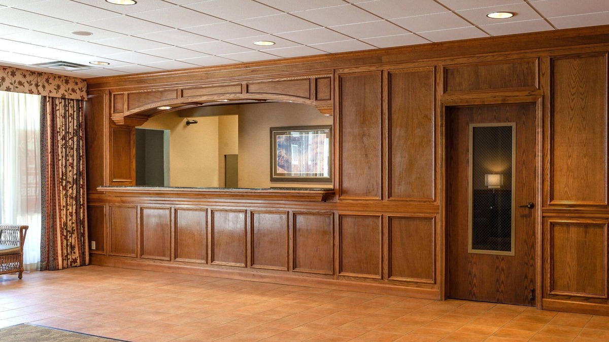 DeKalb Hotel | Red Roof Inn & Suites DeKalb