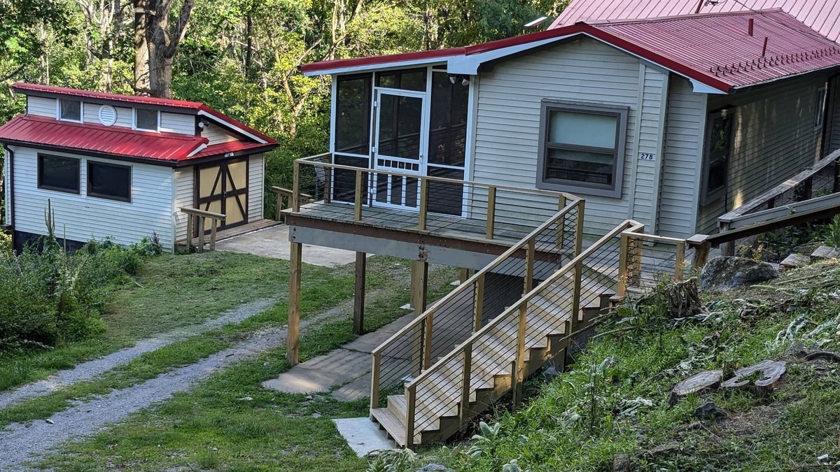 Stanley House | Red Roof mountain cabin with Starlink internet!