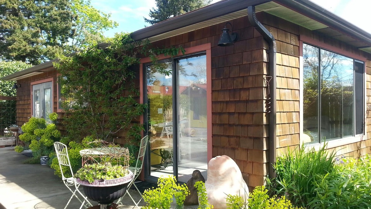 Courtenay Cabin | Red Roofs of Royston, Allergen friendly seaside Cottage with eclectic decor.