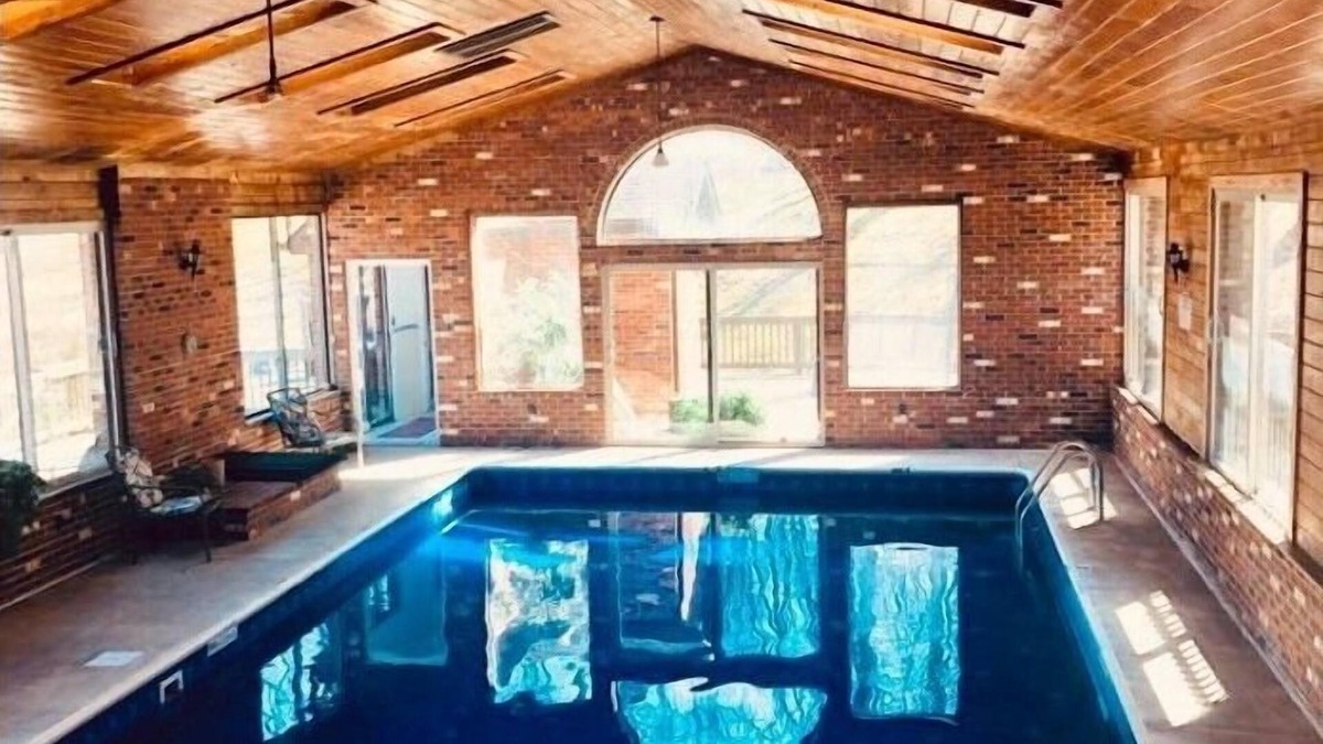 Luray House | Red Rooster: Heated Indoor Pool