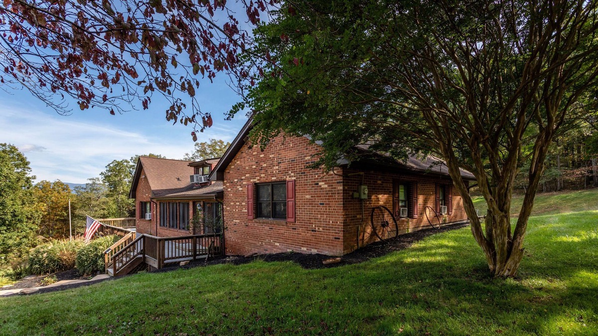 Luray Cabin | Red Rooster Rustic Cabin *Heated Pool and Hot Tub*