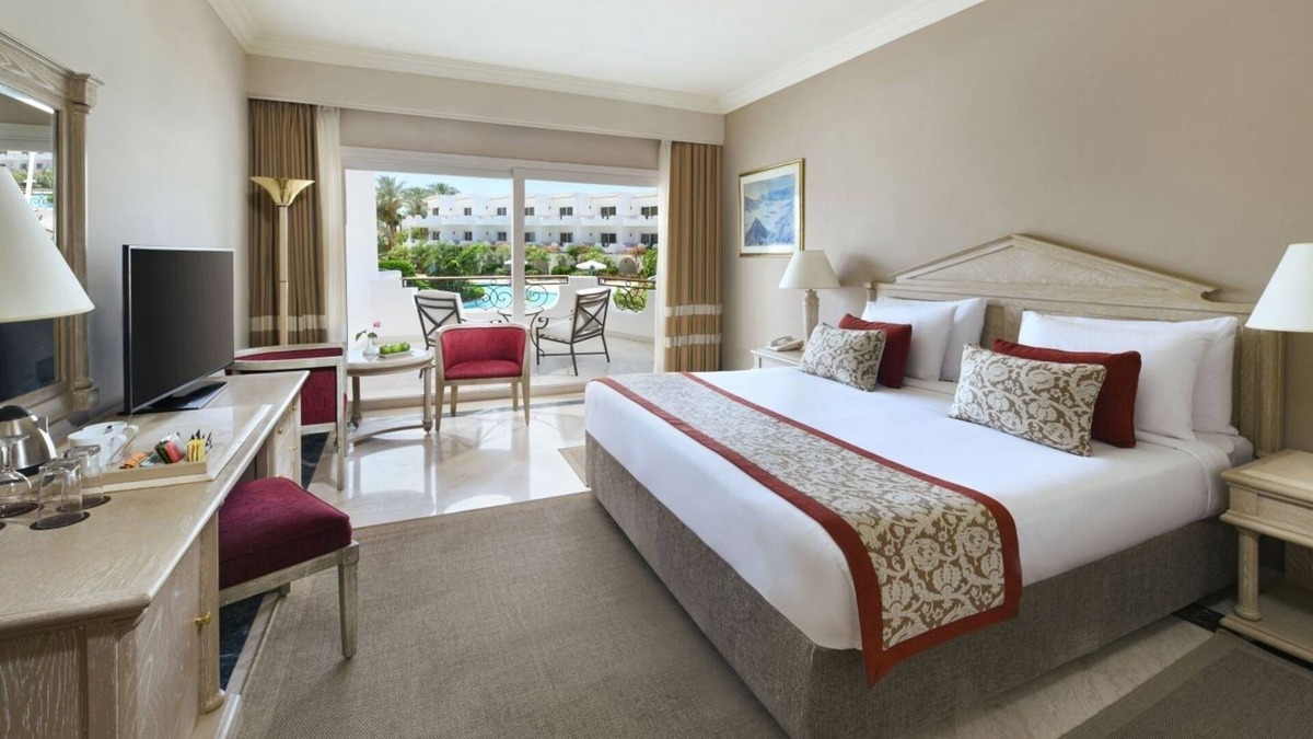 Ras Umm Sid Hotel | Red Sea Adults-Only Resort w/Pools, Spa, Tennis & Vibrant Local Vibes l 2 Rooms