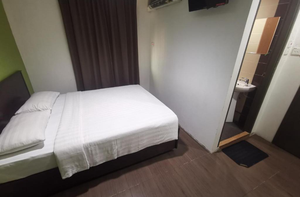 Victoria Hotel | Red Tomato Hotel