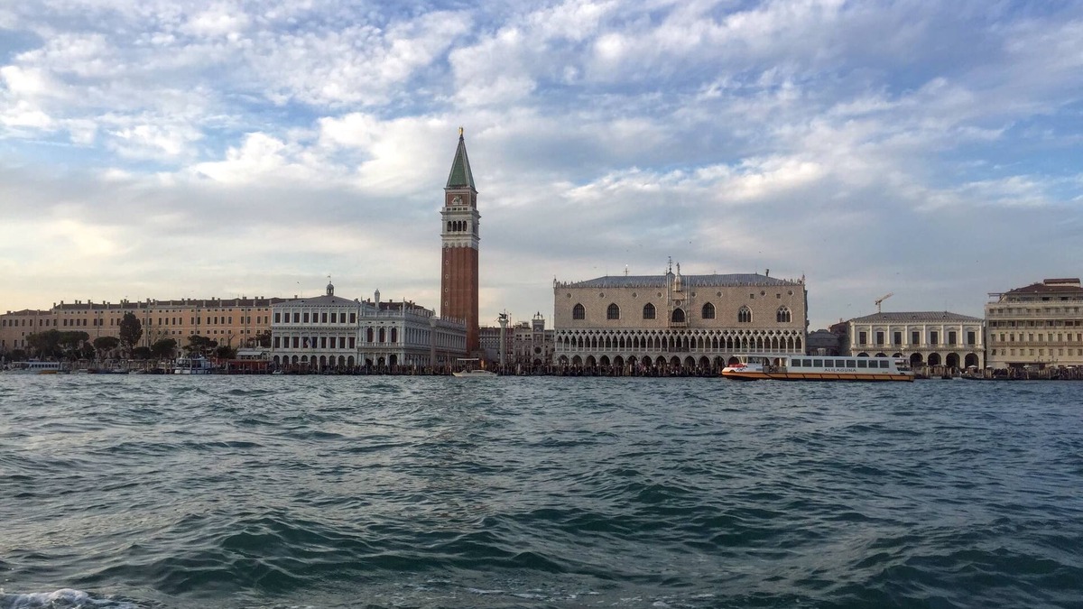 Falze House | Red Tower Venice - 2 mins from VCE Airport - 15mins from Venice City Centre