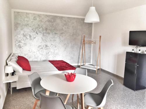 Falze House | Red Tower Venice Apartment - 2 mins from VCE Airport- free Wifi
