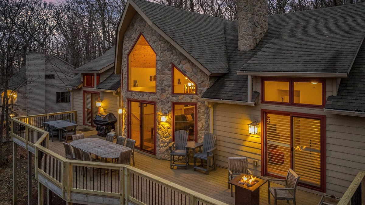 Pedlars Edge House | Red White & WTG: Game Room + Hot Tub