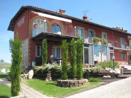La Morra House | Red Wine Camere