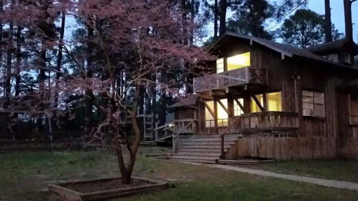 Woden Cabin | Redbud Cabin at Tall Timbers Retreat. Sleeps 17