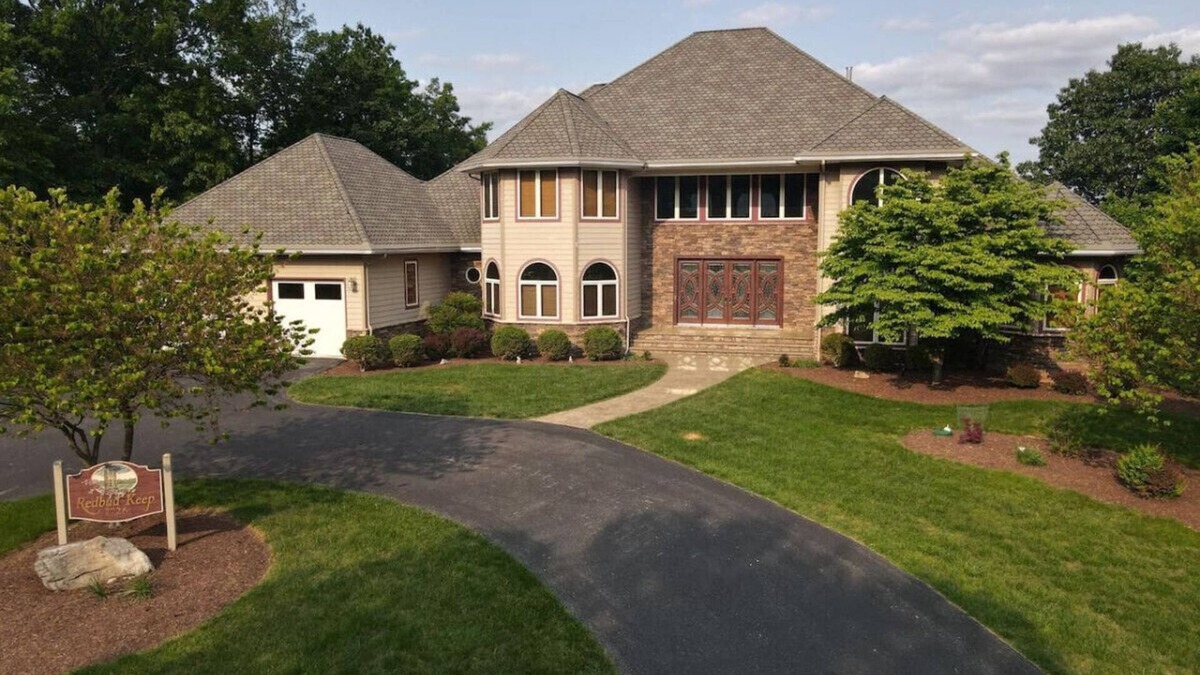 The Woods House | Redbud Keep - move theater, wifi, golf, view, recreation center access, grill