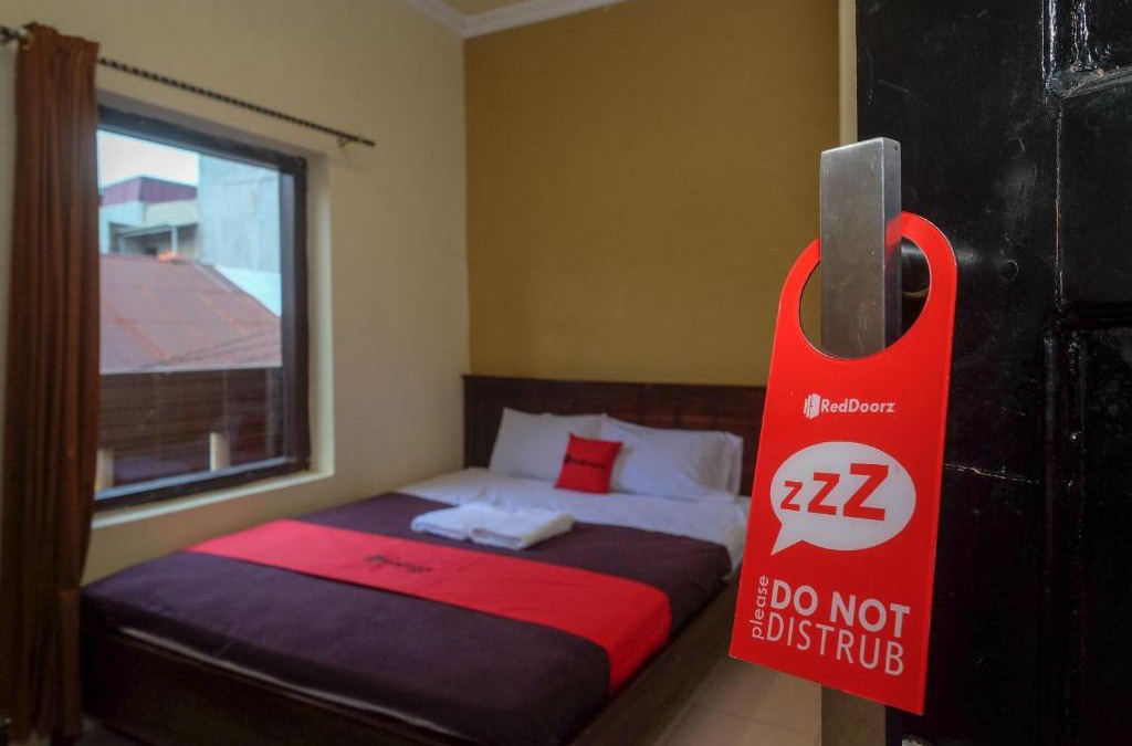 Parepare Hotel | RedDoorz at Hotel Rich Parepare near Pantai Mattirotasi