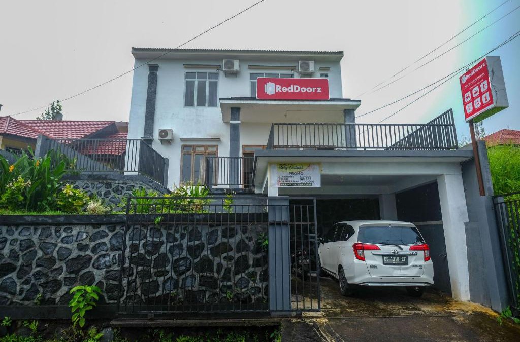 Manado City Centre Hotel | RedDoorz near De La Salle Manado