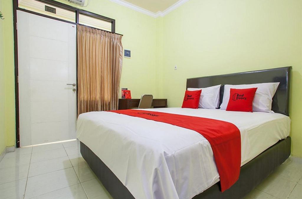 Surabaya House | RedDoorz near Petra University 2