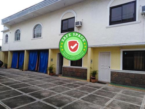 Poblacion Hotel | RedDoorz near SM Batangas City
