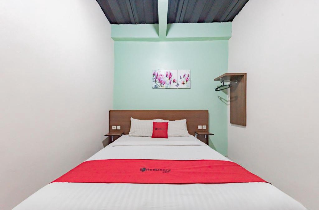 Karawang Hotel | RedDoorz near UNSIKA University Karawang
