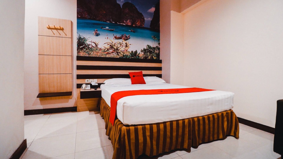 Makassar Hotel | Reddoorz Plus near Makassar Town Square