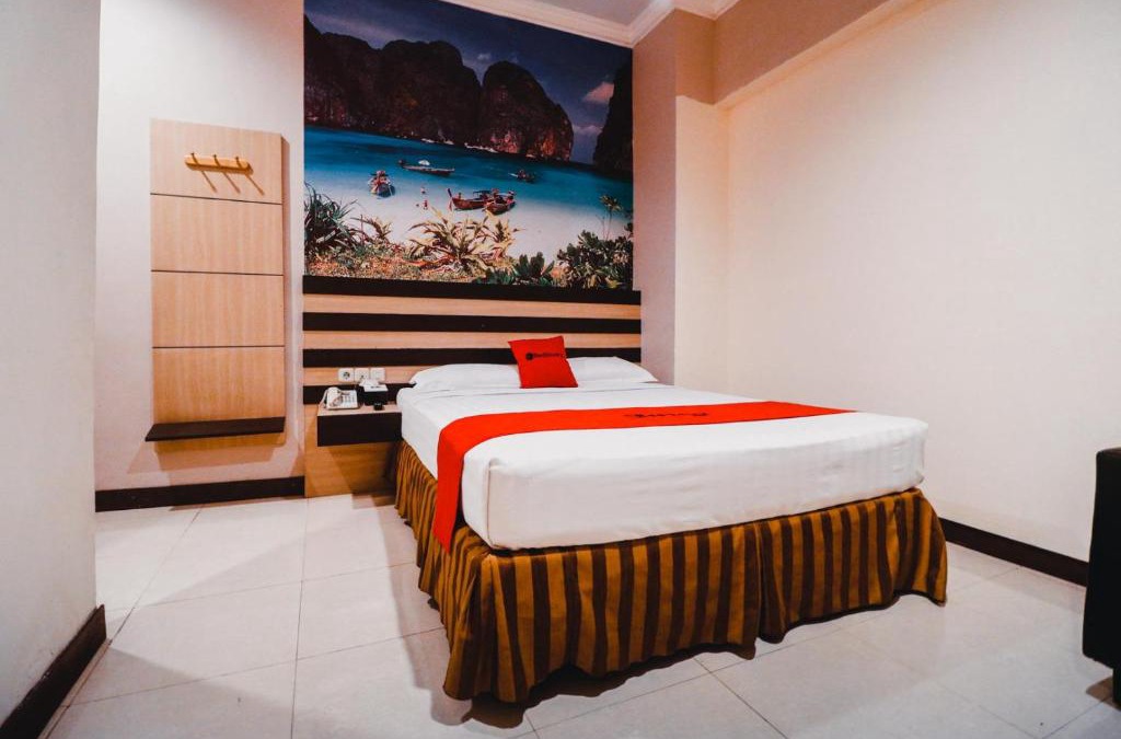 Makassar Hotel | Reddoorz Plus near Makassar Town Square