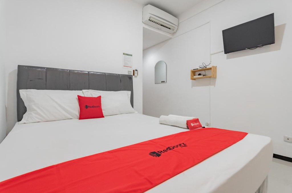 Bandung Hotel | RedDoorz Syariah near Regol Park Bandung