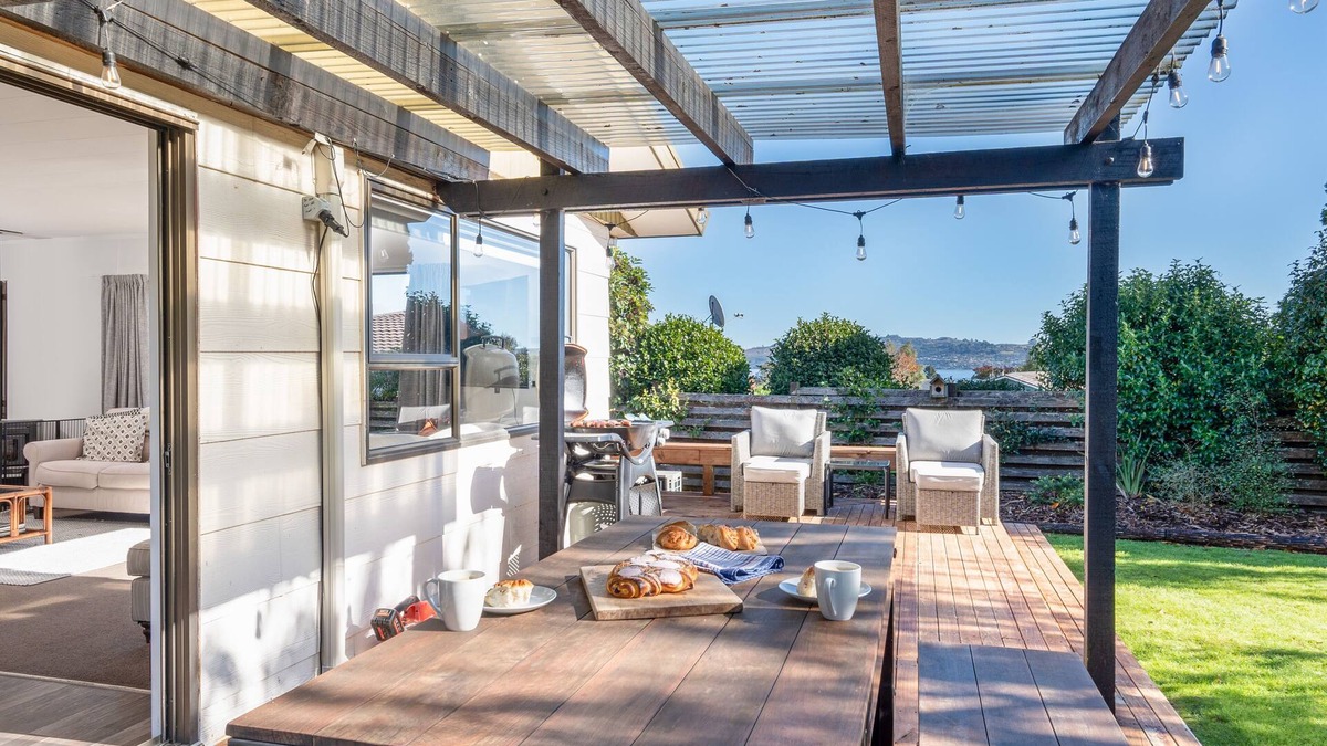 Two Mile Bay House | Redecorated Bach close to the Lake + New Spa