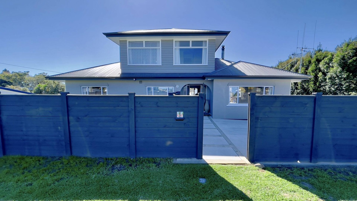 Tauranga House | Redecorated home that sleeps 10, comfortably.