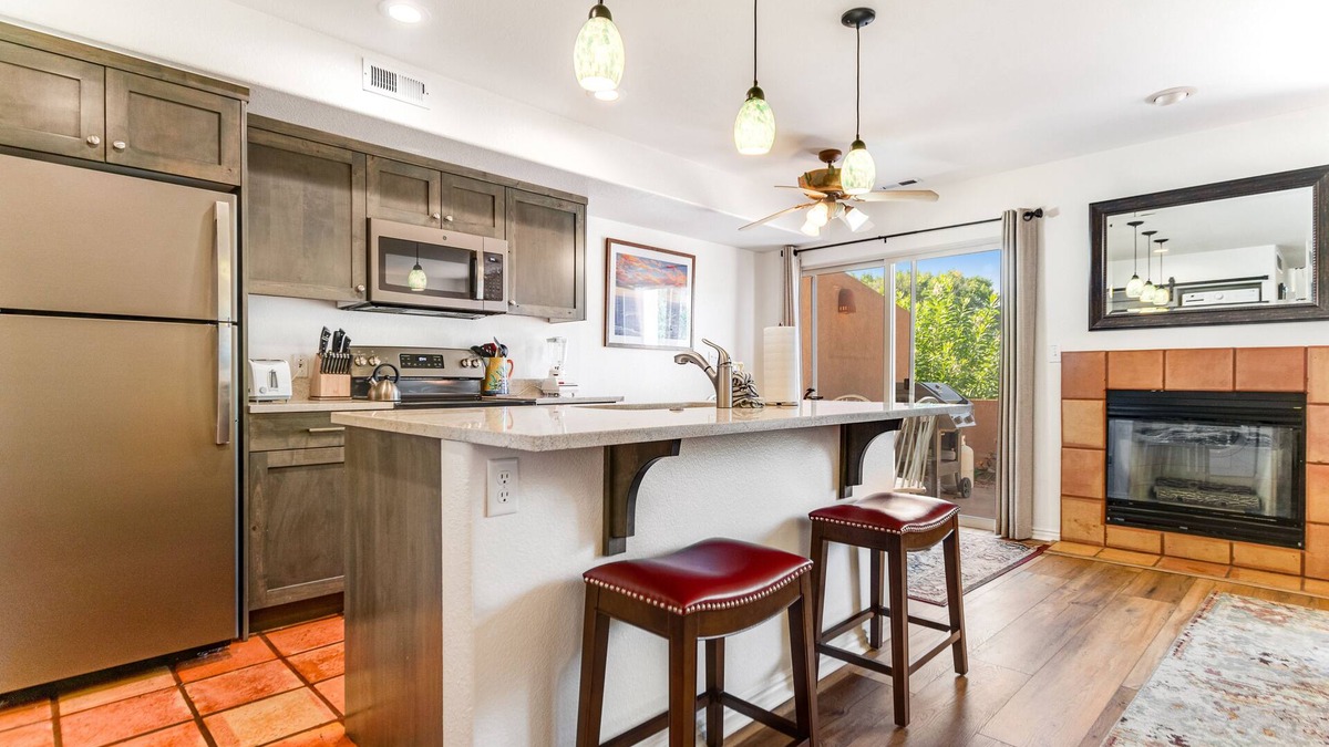 Moab South Valley Condo | Redesigned Red Rock condo with golf-course-view patio, fireplace, AC & pool