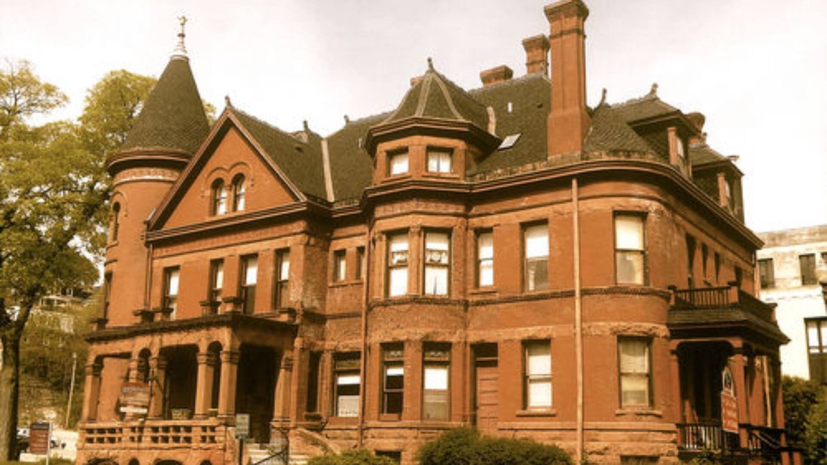 Dubuque Bed & Breakfast | Redstone Inn And Suites