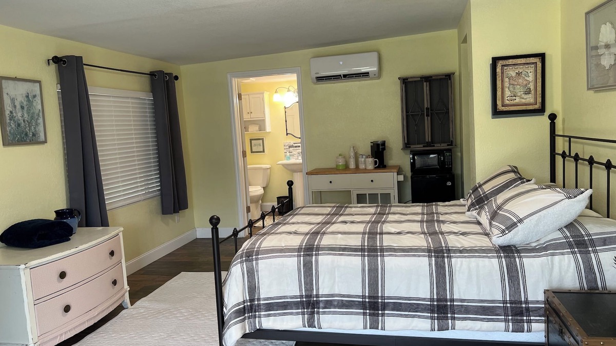 Tavares Apartment | Reduced No clean fee Central to Tavares and Mt Dora Fish, Shop, art, music