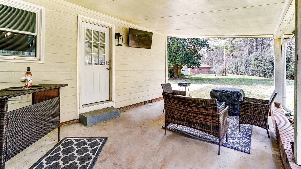 Concord House | Reduced Pricing - Cute & Cozy Cottage - Just 10 mins. from Downtown Concord - Pets Ok - Large Yard